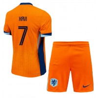 Camisa de Futebol Holanda Xavi Simons #7 Equipamento Principal Infantil Europeu 2024 Manga Curta (+ Calças curtas)